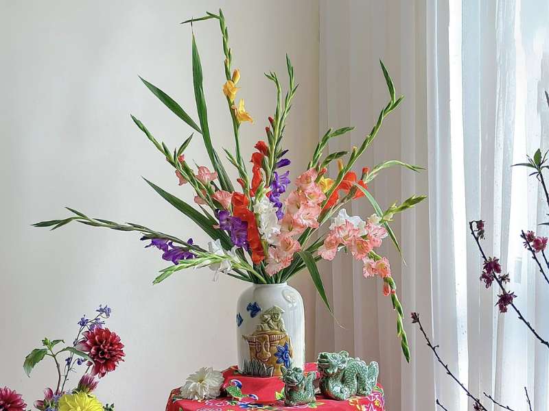 Mẫu bình hoa bàn thờ ngày Tết với lay ơn