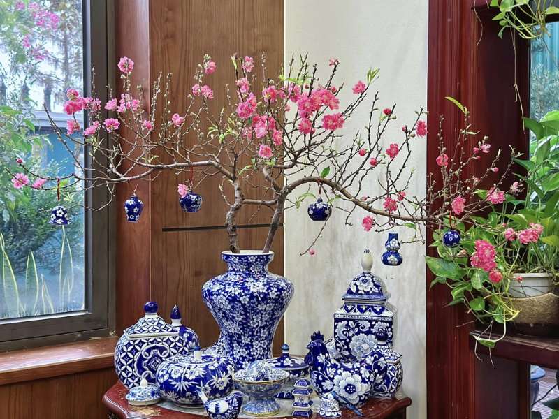 bình hoa bàn thờ ngày Tết với hoa đào 