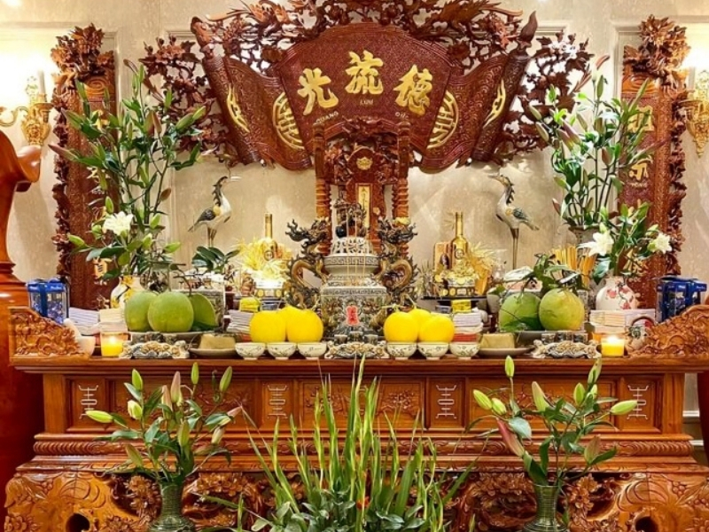 Sử dụng hoa tươi hoặc cành hoa giả