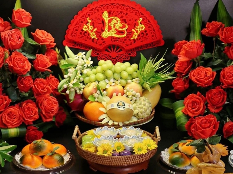 Trang trí bàn thờ bằng phụ kiện trang trí Tết vừa đủ.