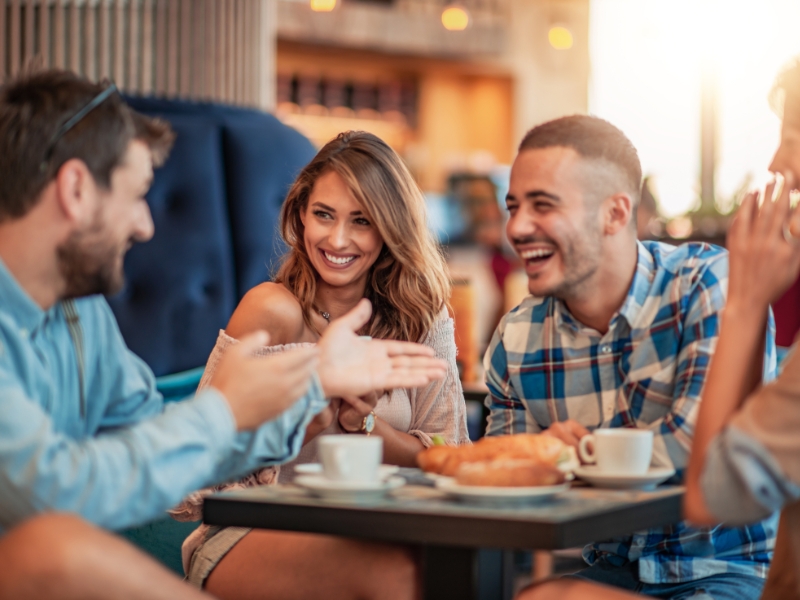 hẹn bạn bè của cả hai đi ăn 
