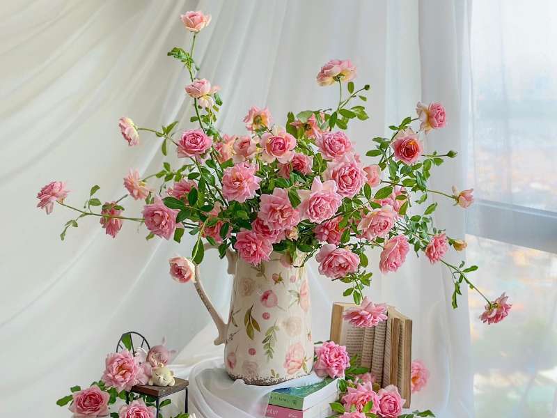 Mẫu bình hoa bàn thờ ngày Tết với hoa hồng
