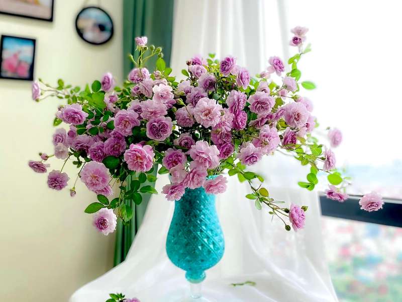 Mẫu cắm hoa ngày Tết bàn thờ với hoa hồng