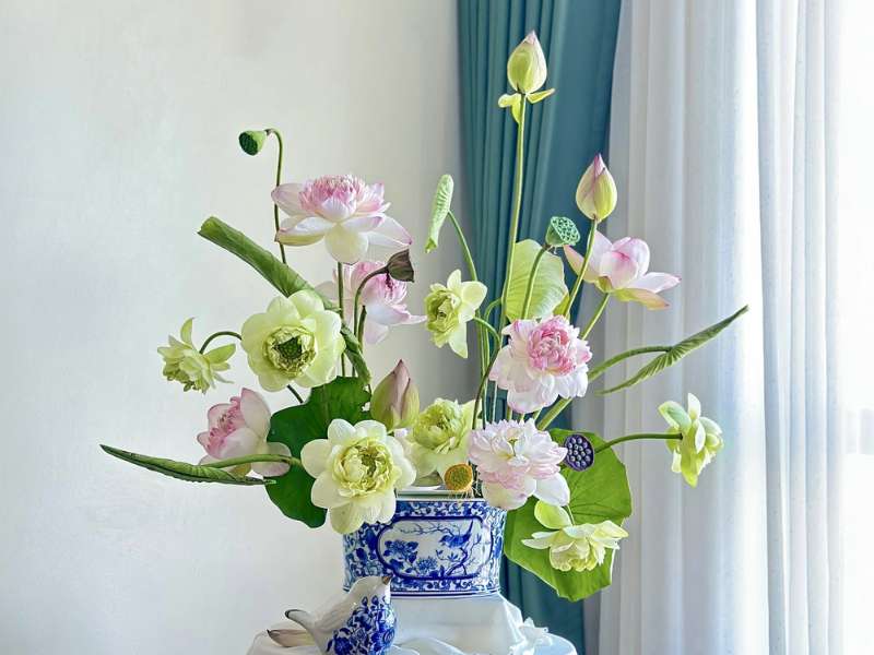 Mẫu cắm hoa ngày Tết bàn thờ với hoa sen