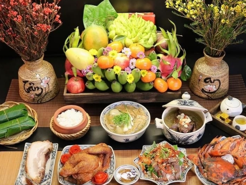 Trang trí bàn thờ với lọ hoa thẩm mỹ.
