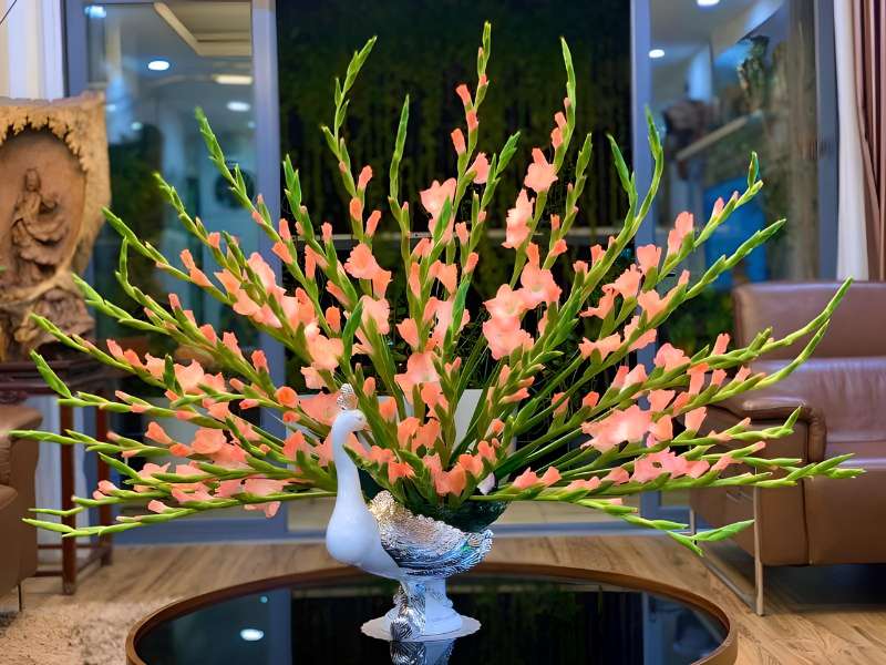 Mẫu cắm hoa ngày Tết bàn thờ với lay ơn
