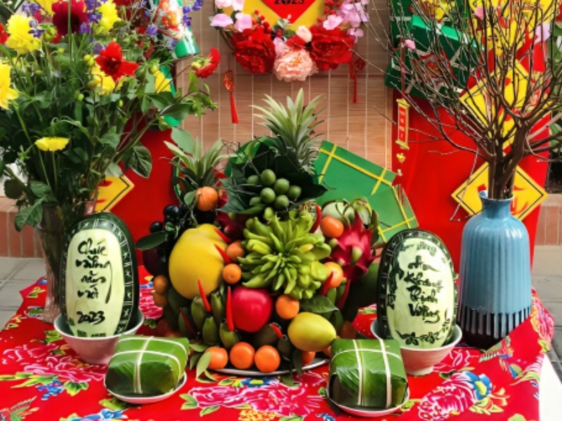 Trang trí bàn thờ bằng cặp bánh Tết