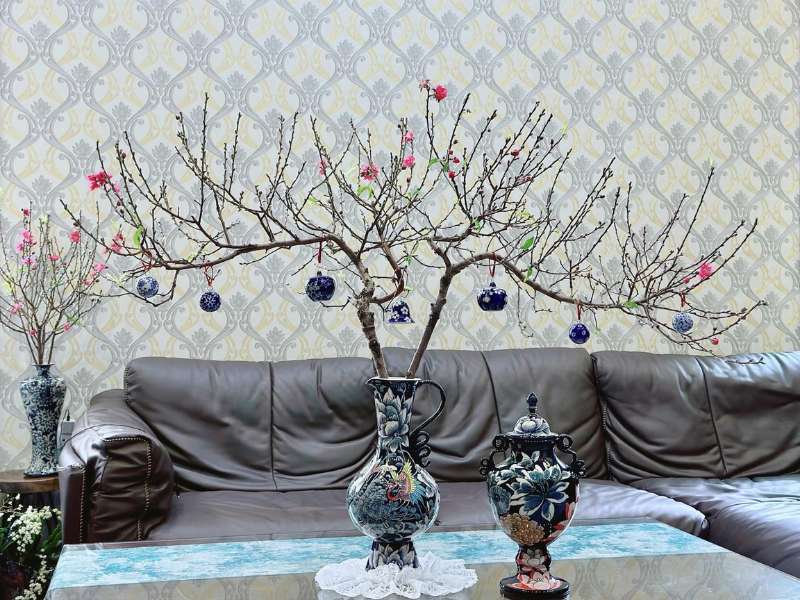 Mẫu cắm hoa ngày Tết bàn thờ với hoa đào