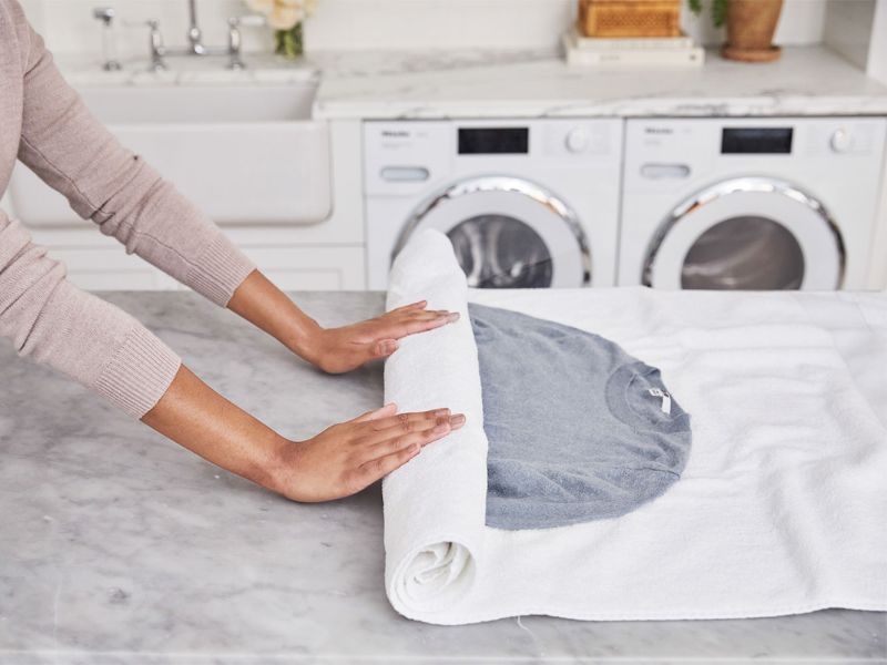 cuộn quần áo ướt với khăn