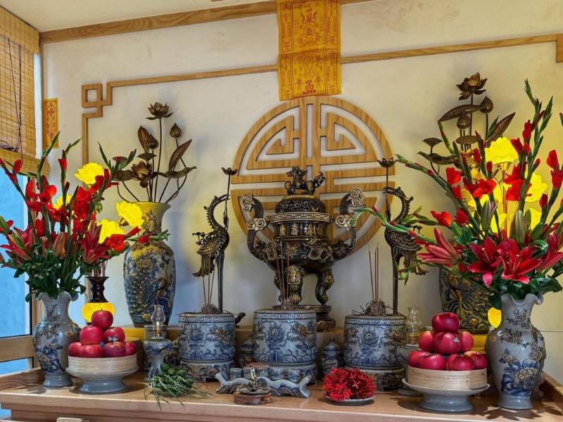 Trang trí bàn thờ gia tiên ngày Tết chiêu tài