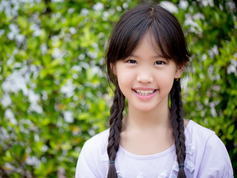 nằm mơ bé gái cười