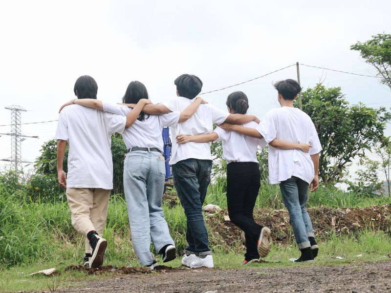 hỗ trợ bạn bè nằm mơ thấy người ta cho bánh