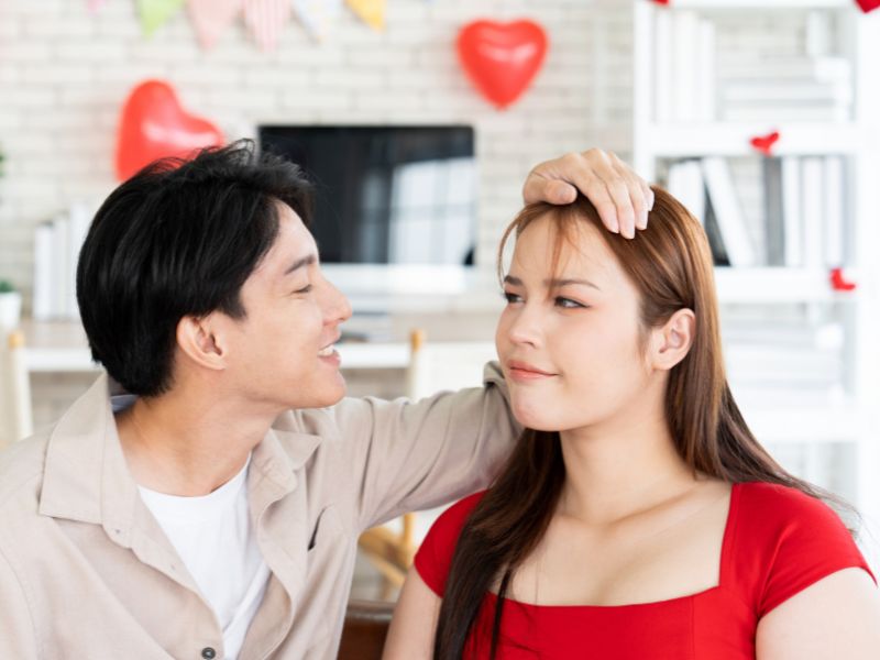 chàng trai xoa đầu cô gái stt thả thính