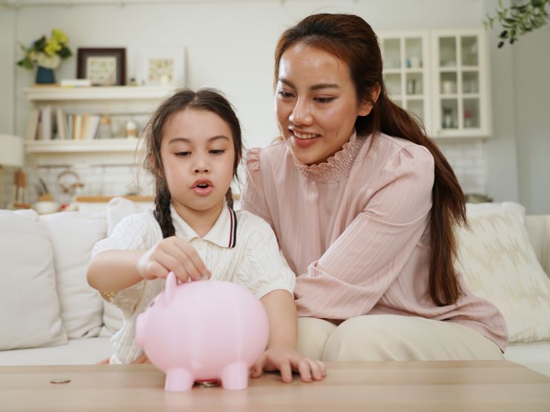 mẹ con tiết kiệm heo đất tiền