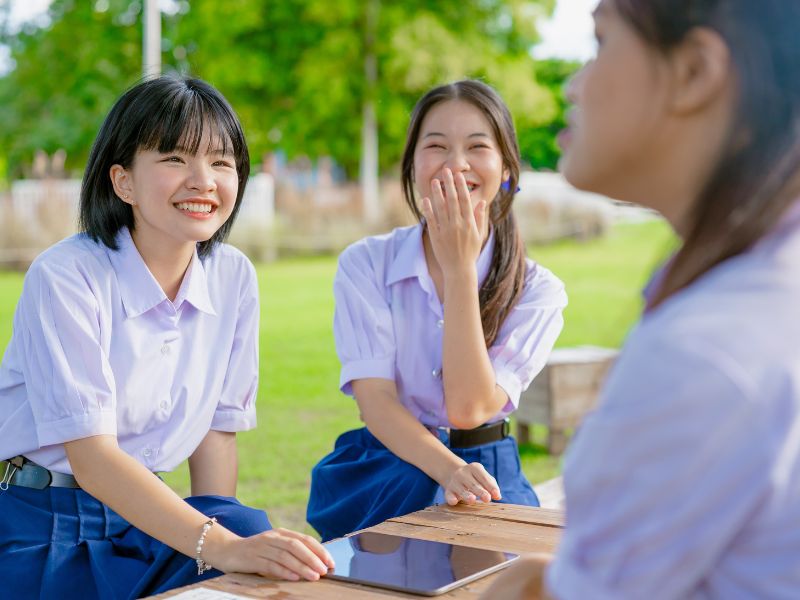 chị em bạn nữ bạn bè cười học sinh