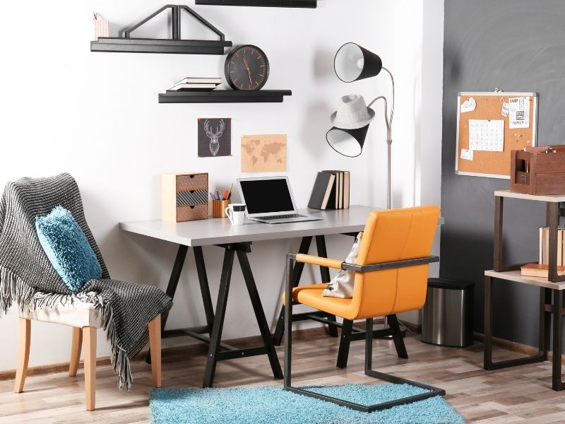 Sắp xếp sách vở bằng kệ hoặc giá sách