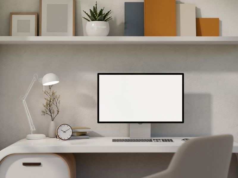 Trang trí bằng lịch hoặc đồng hồ để bàn.